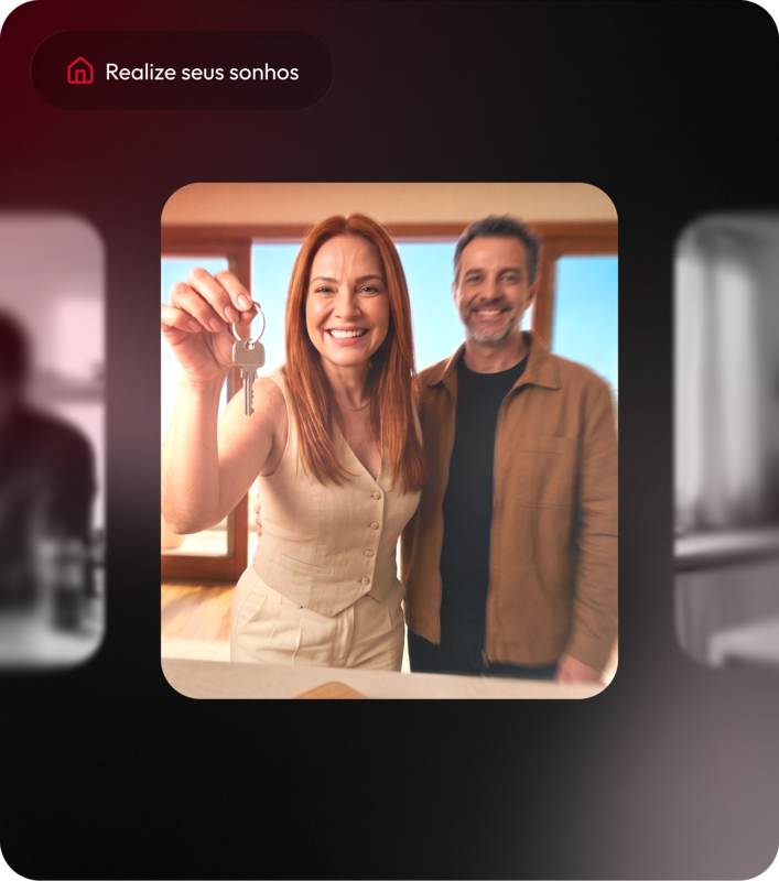 Casal sorridente com chaves na mão, realizando o sonho da casa própria.
