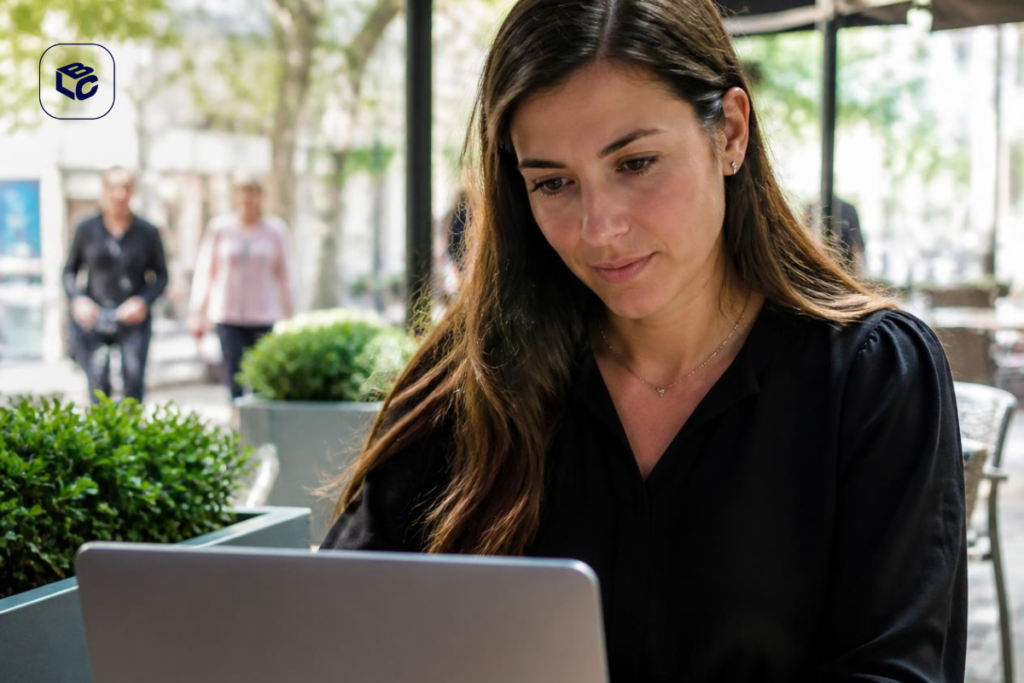 Mulher jovem trabalhando em notebook em um café