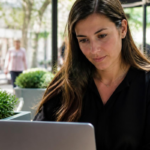 Mulher jovem trabalhando em notebook em um café