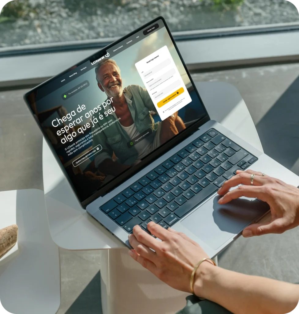 Laptop aberto com site do LG Bank e homem sorrindo